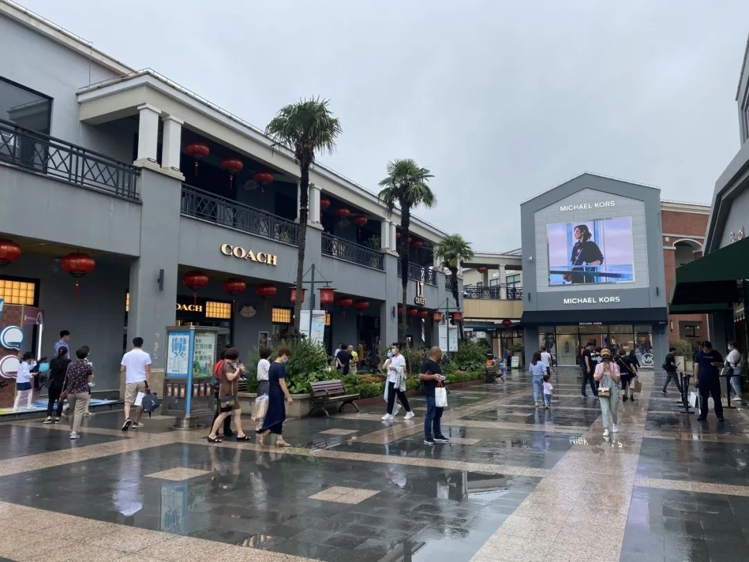 青浦奥特莱斯:端午优惠促销不停歇,下雨难挡市民购物