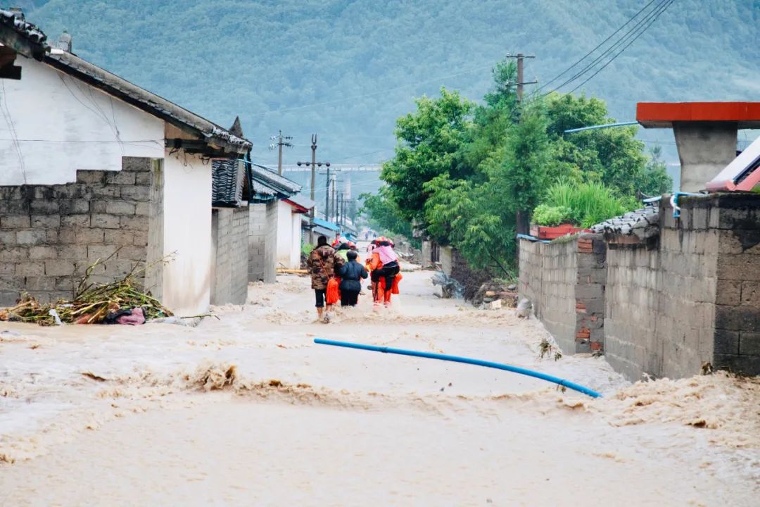 四川省凉山州冕宁县发生强降雨,多个乡镇遭遇特大山洪灾害,导致冕宁县