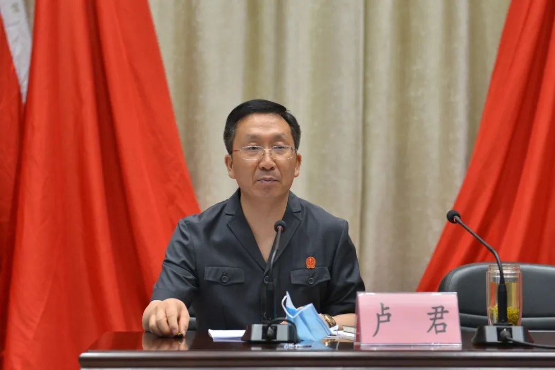 随后,卢君院长为全院干警讲七一专题党课,他代表院党组向曾经为法院