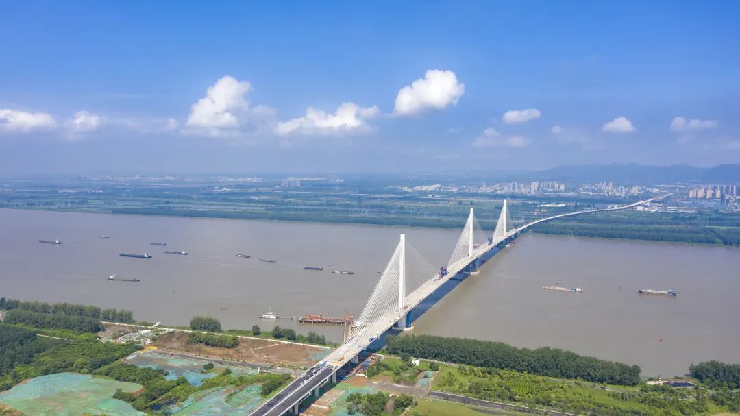 南京长江第五大桥跨江主桥顺利合龙
