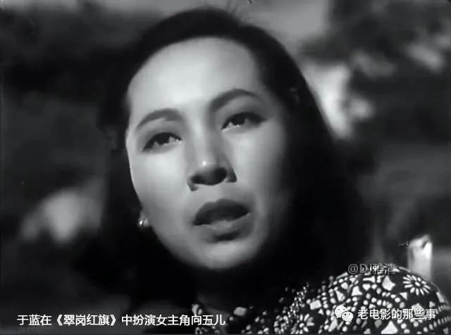 1952年,她和于是之,张伐,牛犇等人一起出演了电影《龙须沟》,生动地