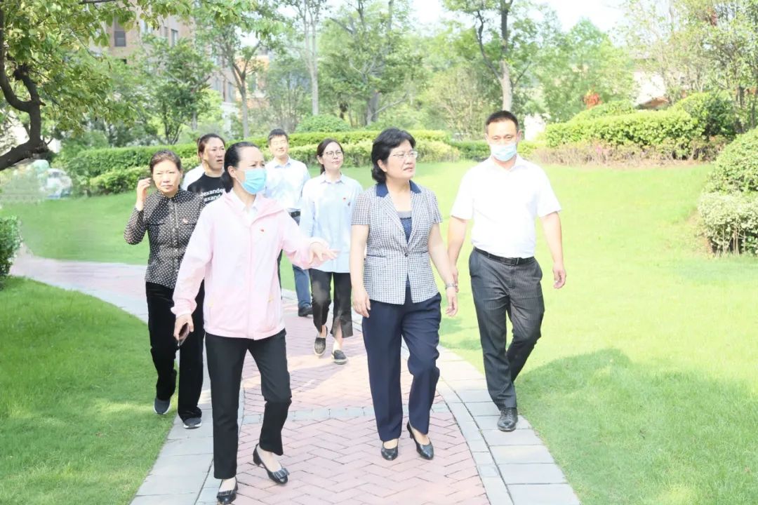区委书记龚维芳开展七一党内关爱走访慰问督导两城创建工作
