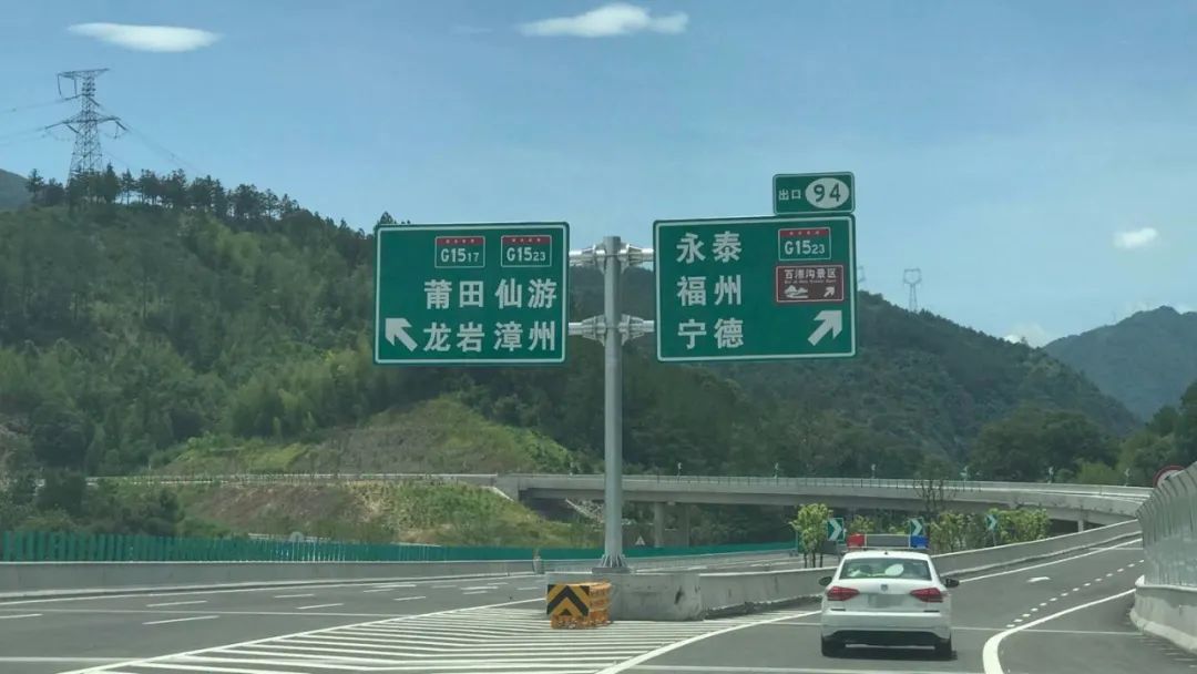 连续长下坡路段请注意控制车速△长隧道 长下坡路段 请注意控制车速