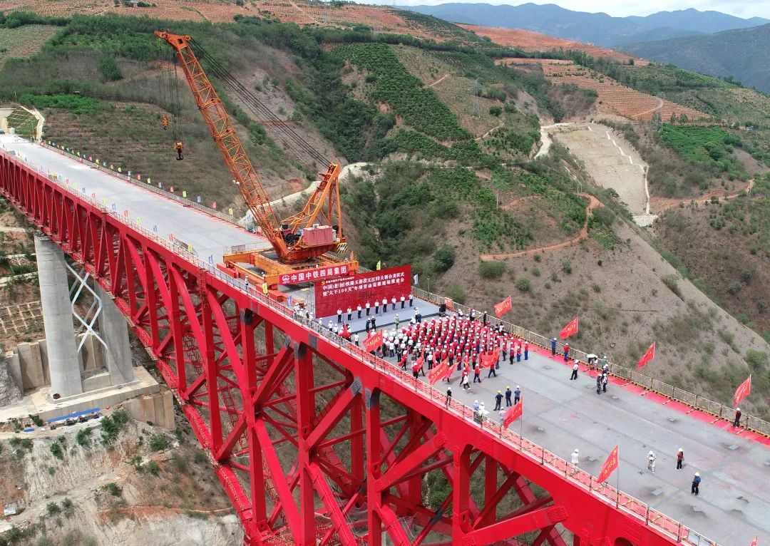 中老铁路元江双线特大桥顺利合龙,跨度249米创世界纪录
