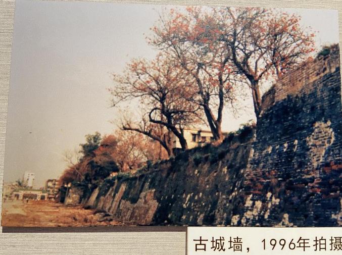 肇庆发布1987年至1996年间 肇庆恢复了"朝天门,墩台和雉堞 并重建