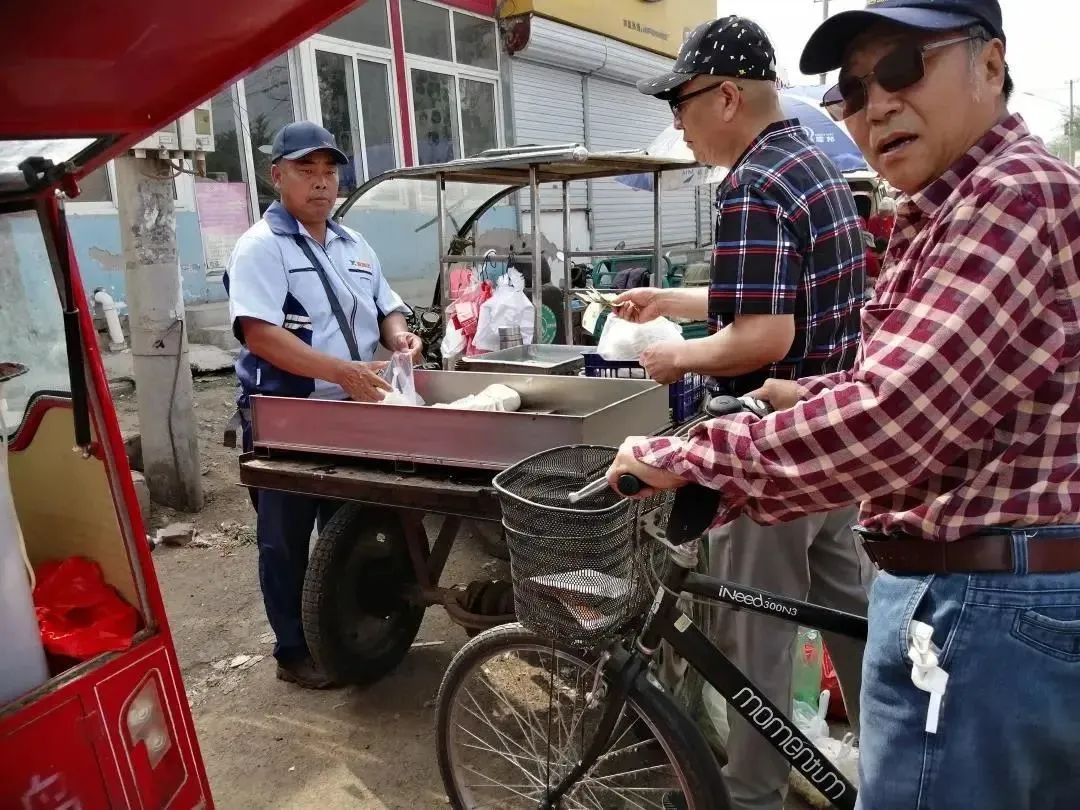 胡建凯到集上卖豆腐