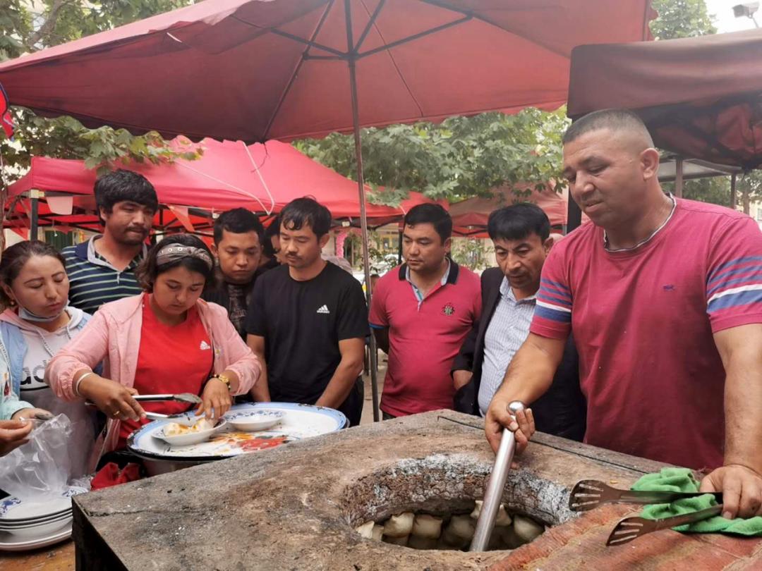 每到饭点,喀什市多来特巴格乡喀迪木加依村富民家园手工艺品专业