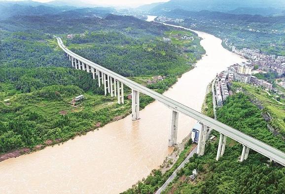 架起达万高速的通川区罗江大桥 (达州日报航拍队 摄)