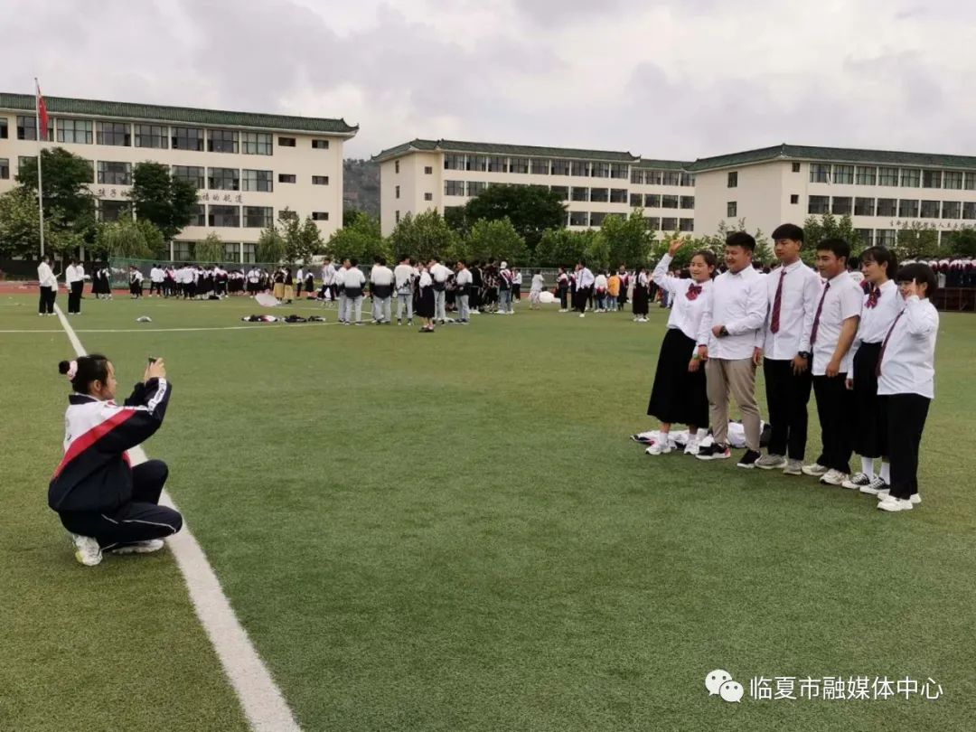 近日,在临夏回民中学,临夏中学的高三毕业生齐聚在校园内拍摄毕业照片