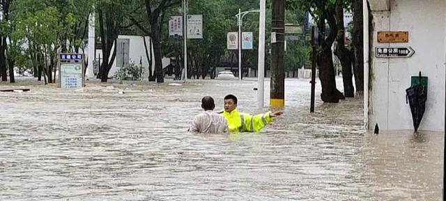 内的水位已到胸部,为了及时展开营救,民警闵松坡和辅范佳冬,汪剑辉