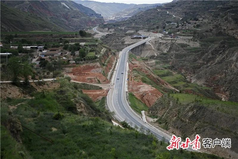 折红公路沿途经过东乡县的东塬,锁南,达板,高山等10个乡镇,优化了全县