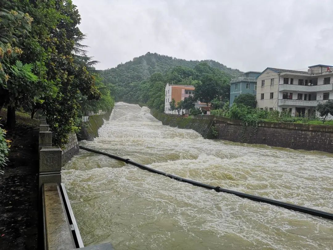 史上首次新安江水库9孔泄洪绍兴多个水库也开闸了