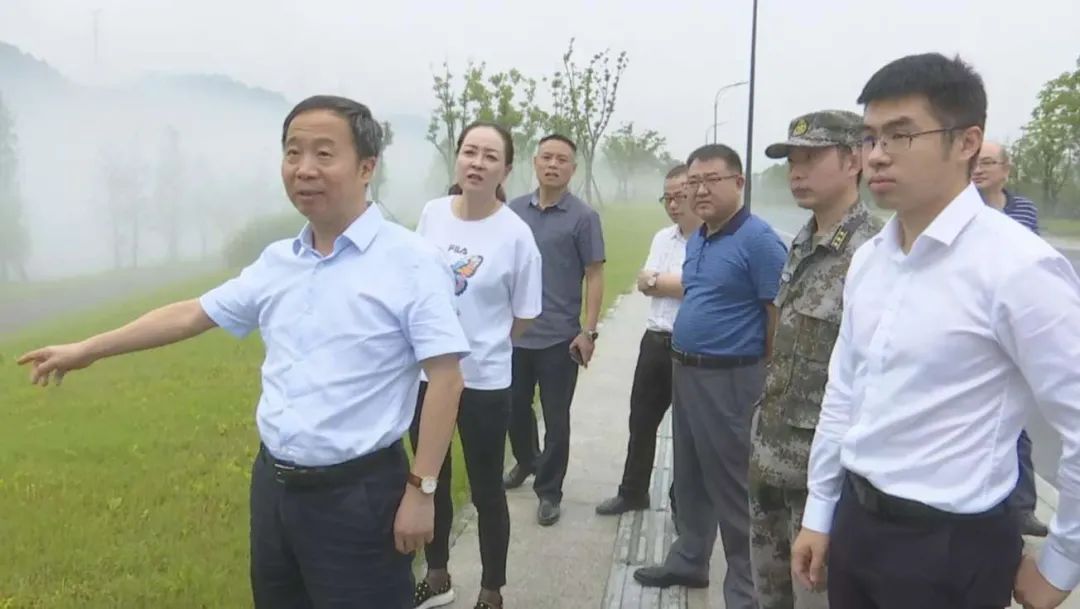 民盟建德市委会主委,建德市副市长钱晓华奔赴各乡镇街道检查指导防汛