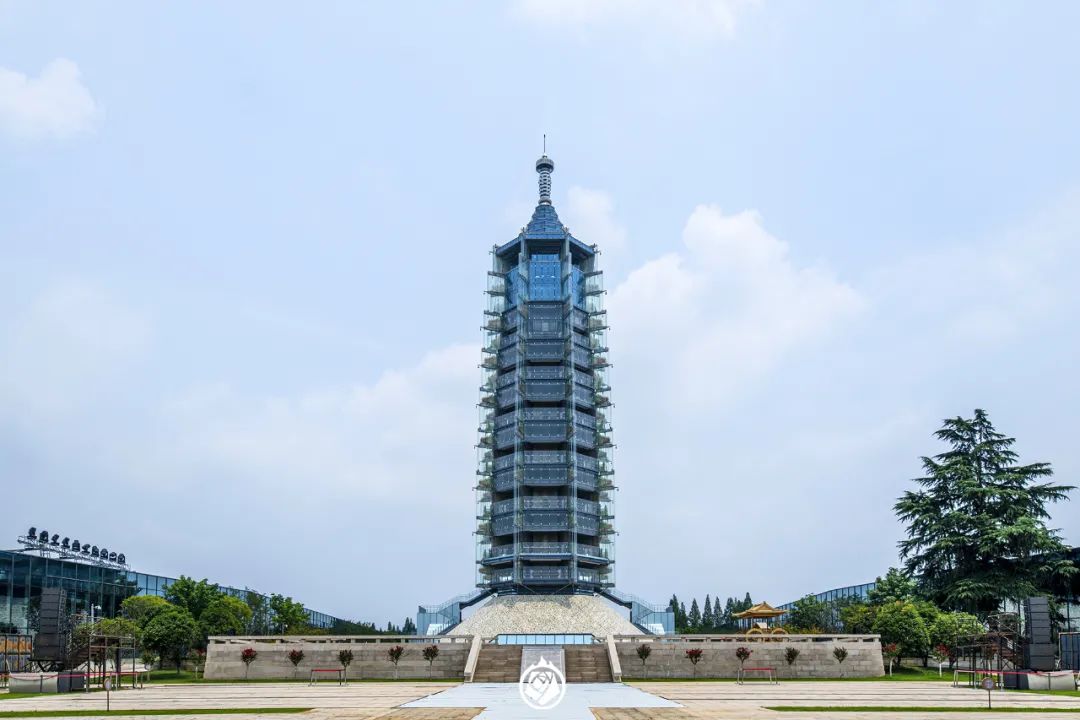 几年前,南京市在大报恩寺琉璃塔的原址上重修了一座玻璃.