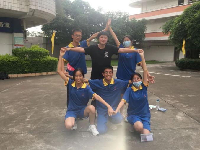 "礼乐中学的考生们兴奋地摆好姿势拍照留念.