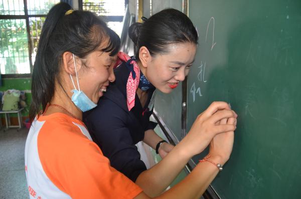 西安市周至县楼观台聋哑学校由当地的爱心人士史金凤创办,共有来自