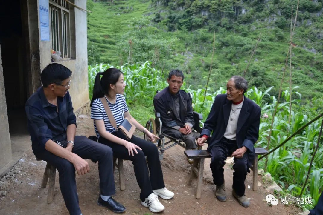 毕节扶贫女干部李华誓让深山开出绚丽花