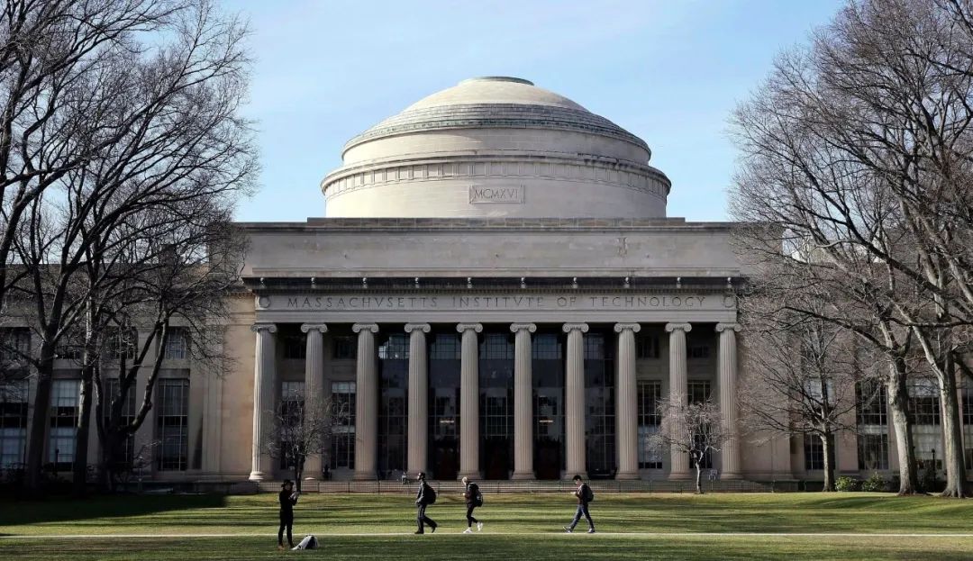 据《纽约时报》报道,当地时间8日,哈佛大学和麻省理工学院向美国政府