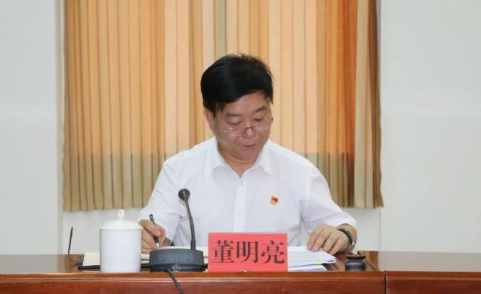 市中级人民法院院长董明亮参加会议