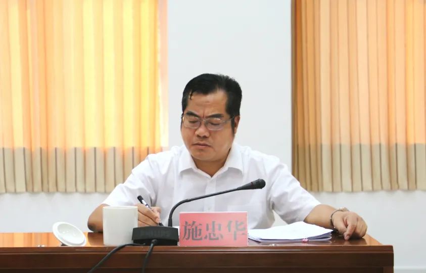 市人民检察院检察长施忠华参加会议