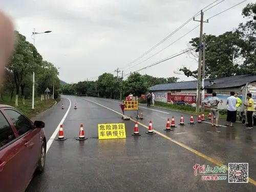 吉安市青东公路江右酒寨门口公路被洪水冲毁已实行交通管制