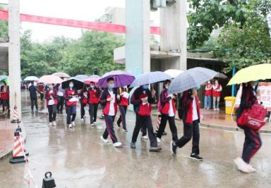 岳海峰 摄)博山中学考点 (通讯员 段风华 摄)淄博高新区实验中学考点