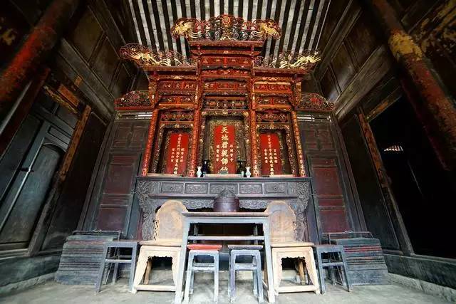 李家大院为两进院落,主体采用腾冲当地最好的紫楸,由数十位剑川师傅