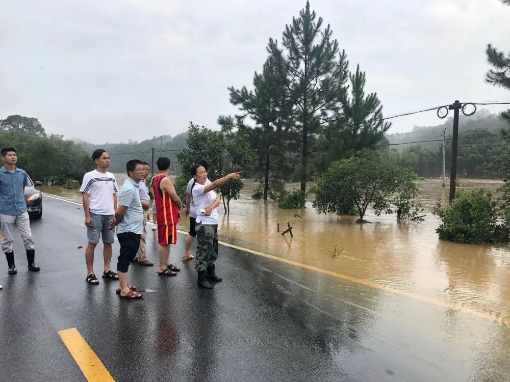 安福县甘洛乡石陂村妇联主席彭水莲巡查铁路沿线排查地质灾害隐患枫田