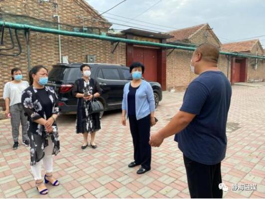 近日,静海区妇联组织各乡镇,村街妇联主席及未改厕家庭代表近40人开展