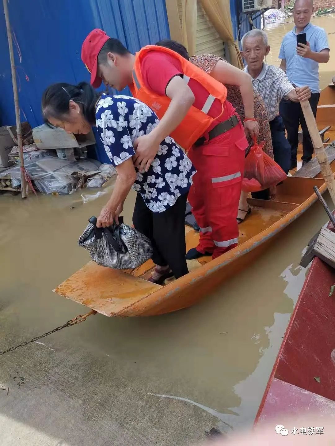 隐患安全总监郑文魁亲自带队不满足大型机械进出条件进点道路道路狭窄