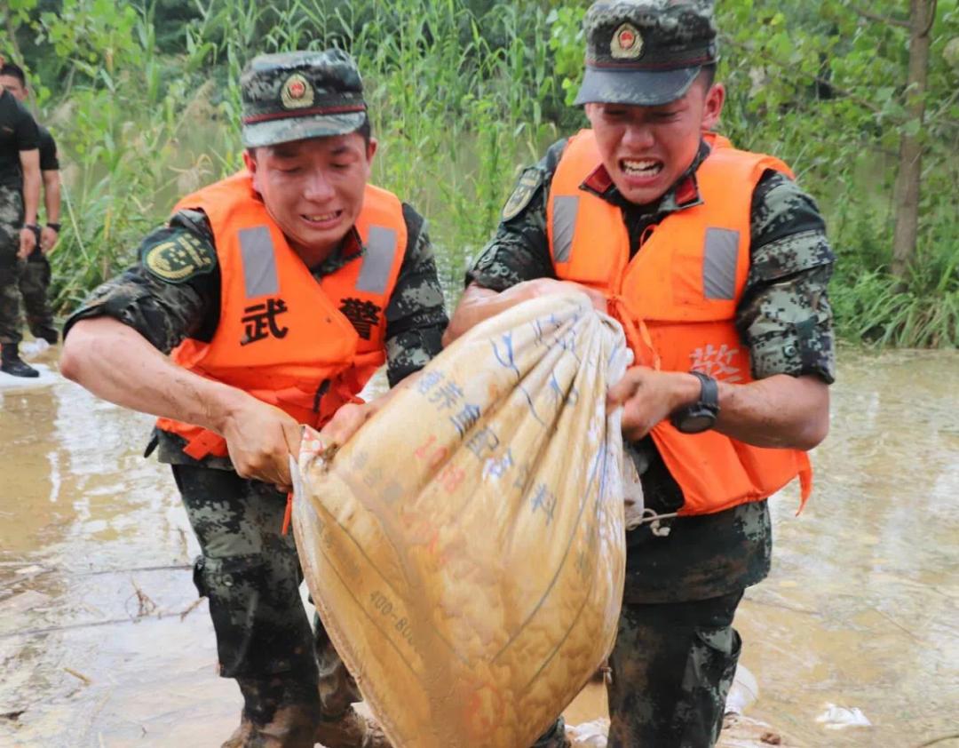 巾帼有爱 | 县妇联组织慰问抗洪救灾武警官兵