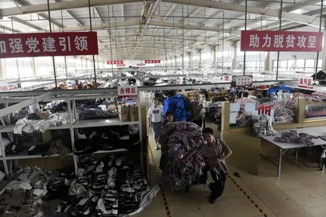 7月9日,莒县福利服装厂的工人在车间忙碌.