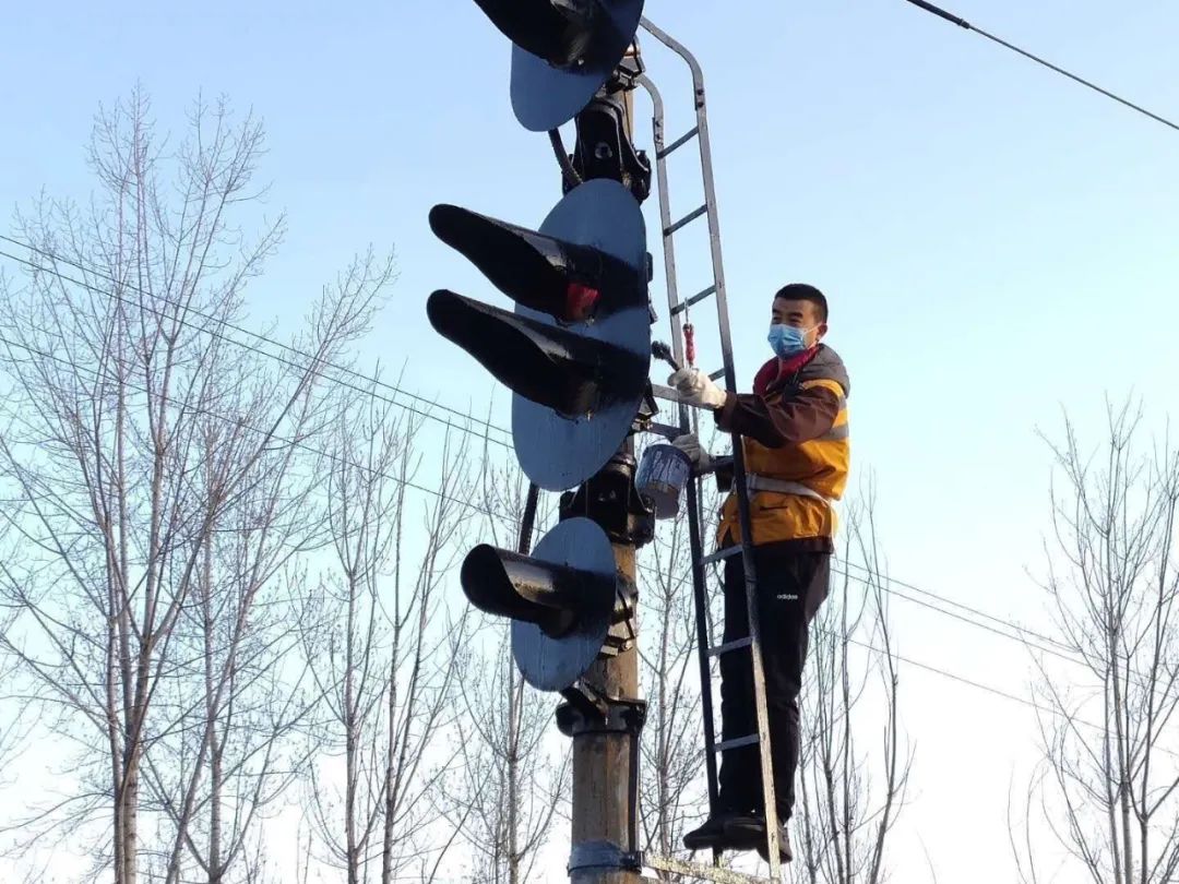 角度较起真来 对于铁路的"红绿灯"而言 高柱信号机的显示距离 要符合