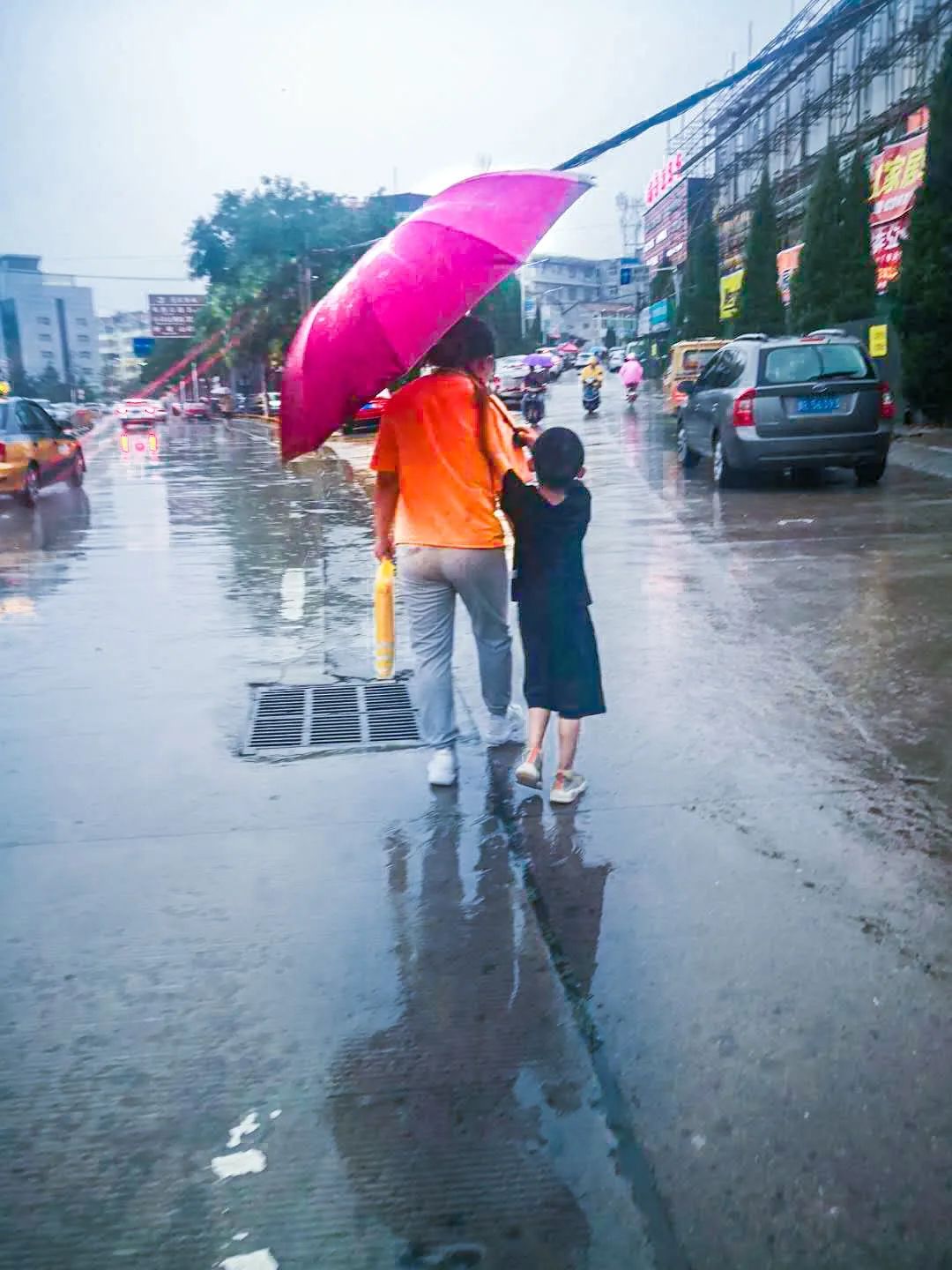 我为妈妈撑雨伞