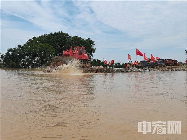 江西鄱阳问桂道圩决口顺利合龙