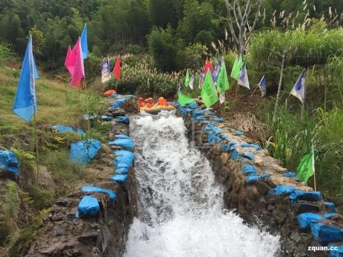 数百名游客在大余丫山浪漫漂流!游客直呼:"很过瘾!