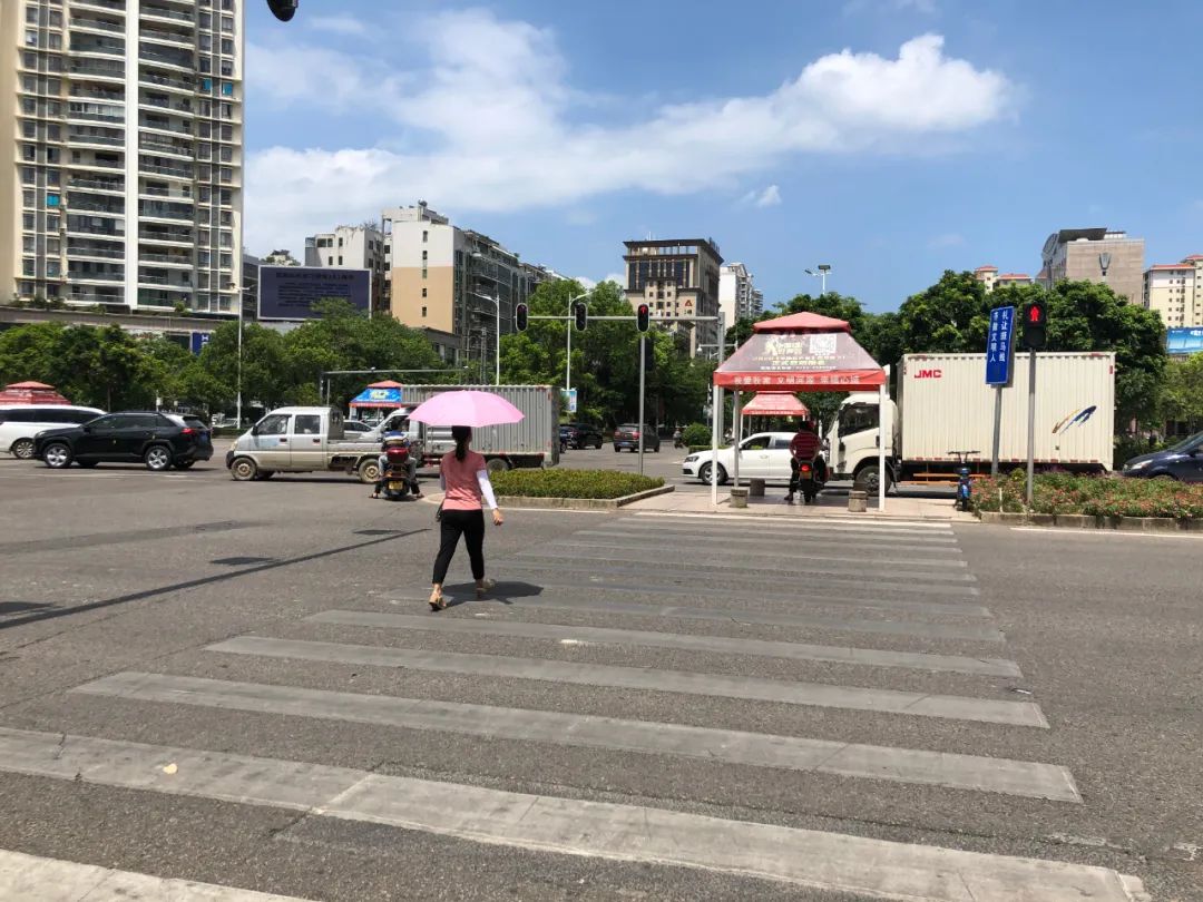 在市区中山大道与建设大道十字路口的斑马线上,行人闯红灯.