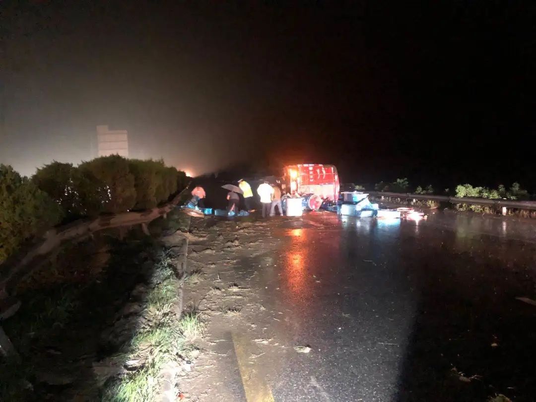 货车雨天高速侧翻菏泽高速交警紧急救援