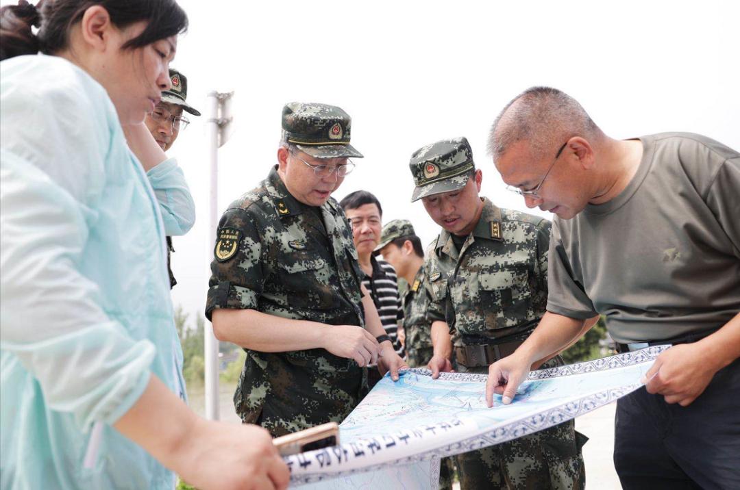 武警部队参谋长助理张红生少将来铜检查指导抗洪抢险