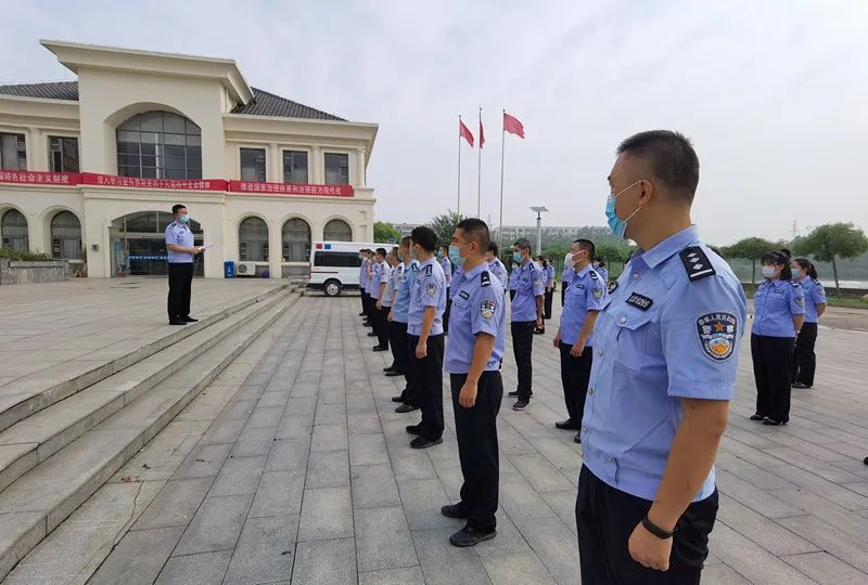 市监狱管理局应急特勤队组织在岗执勤警察观看警示教育片"镜鉴",强化