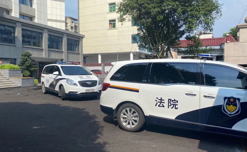 "随着肖坚盛院长的一声令下,5辆警车,30余名法院干警赶赴执行现场.