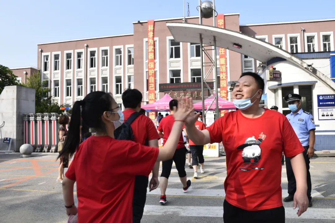 为宽甸一中,宽甸二高中;市内考区考点为丹东一中,丹东四中,丹东五中