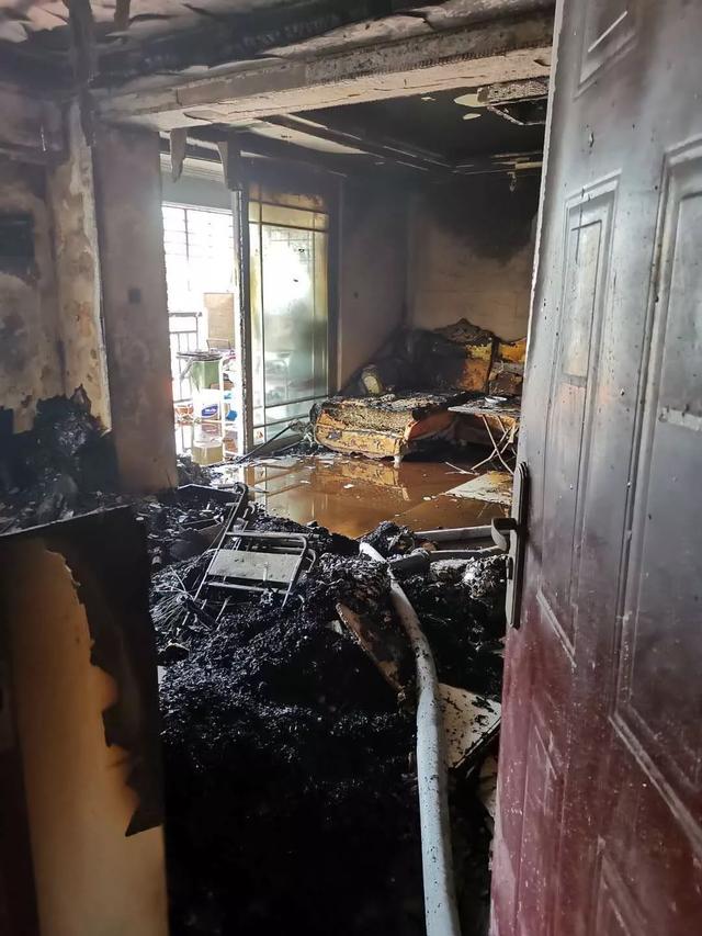 漳浦华府小区发生火灾房子被烧个精光屋主财产损失惨重