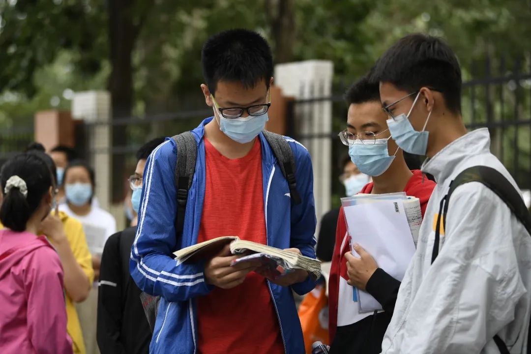 温情满满直击现场此外,今年中考首次安排八年级学生参加中考,将于20日