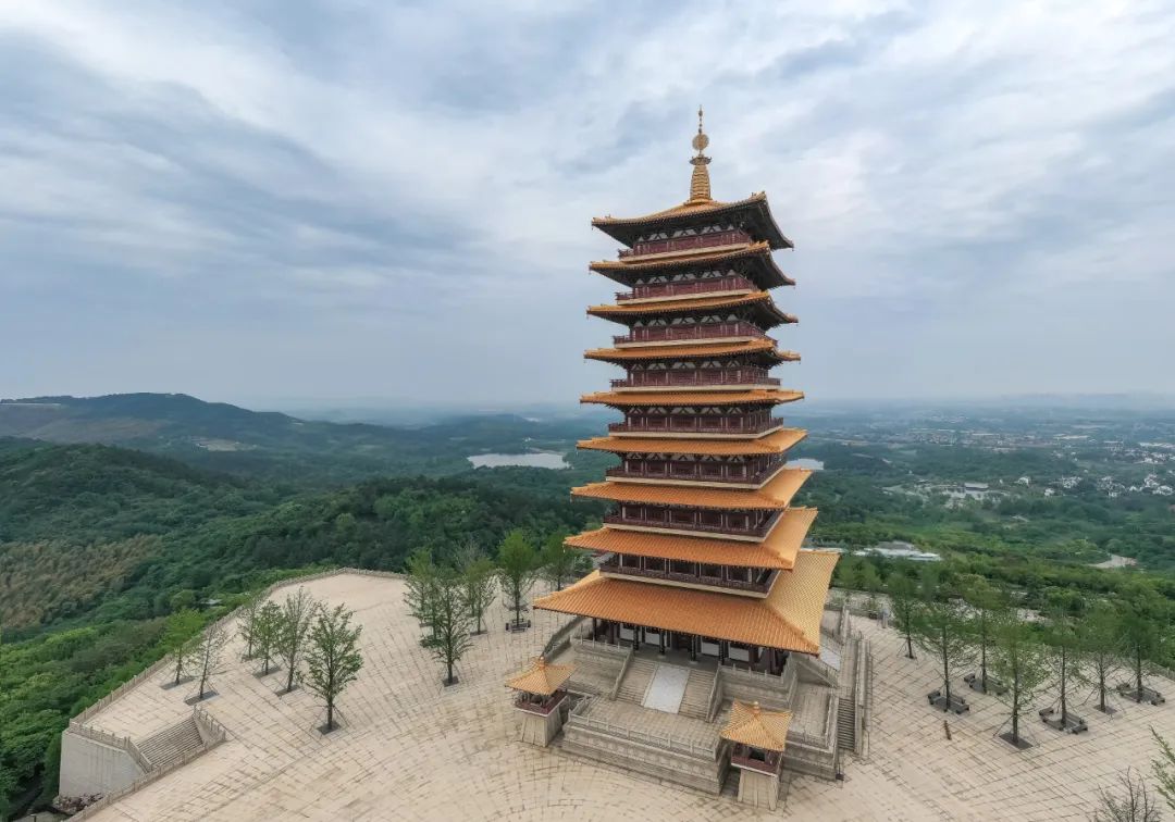 凌云登塔,一览群山 佛顶塔,塔高88米,九级四面,是佛顶圣境最高的建筑.