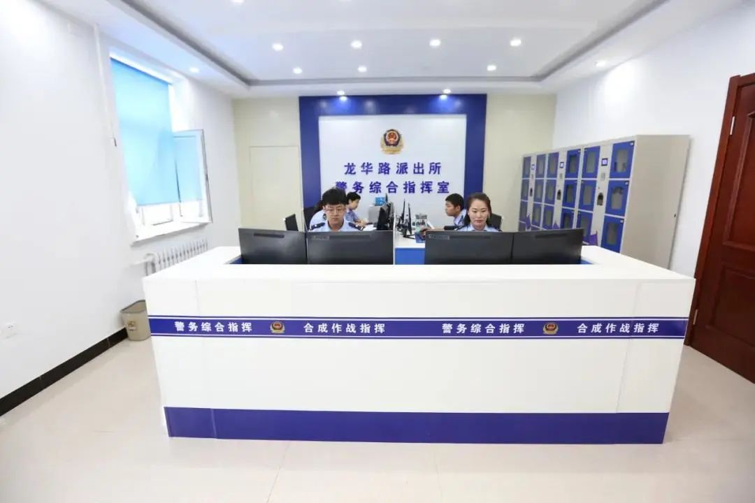 龙华路派出所专门开辟了自助办理区,增设了身份证自助拍照机,港澳台