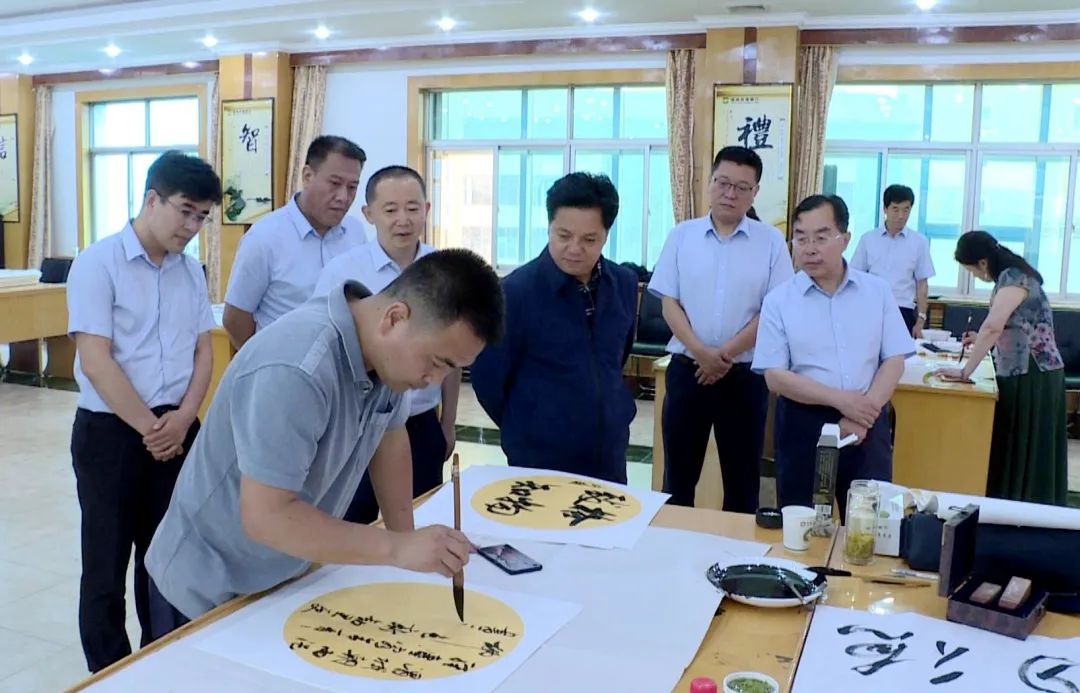 【翰墨临洮】临洮县书画家走进临洮农商银行开展志愿服务活动