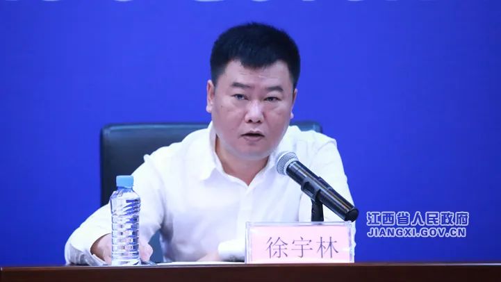 省统计局国民经济综合统计处副处长徐宇林(文颖 摄)徐宇林:感谢你对