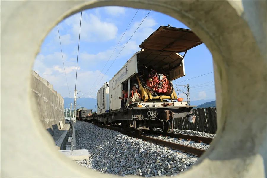 渝怀铁路涪秀二线涪陵至中嘴段无缝焊接施工圆满落幕