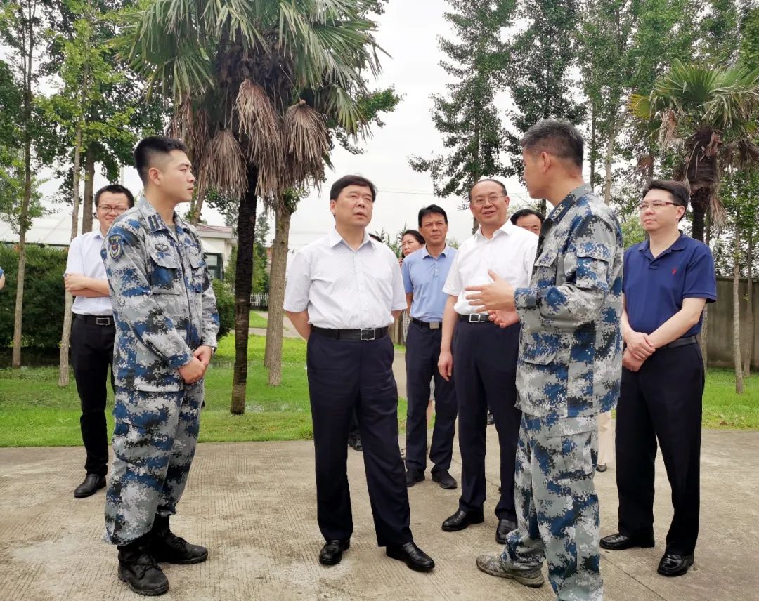 "八一"前夕,省退役军人事务厅党组书记,厅长谢晓军来到空军驻如某部